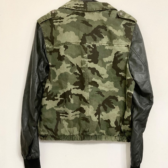 Levi's Women's Army Green Camouflage Jacket with Black Faux Leather Sleeves Sz M - Picture 3 of 11
